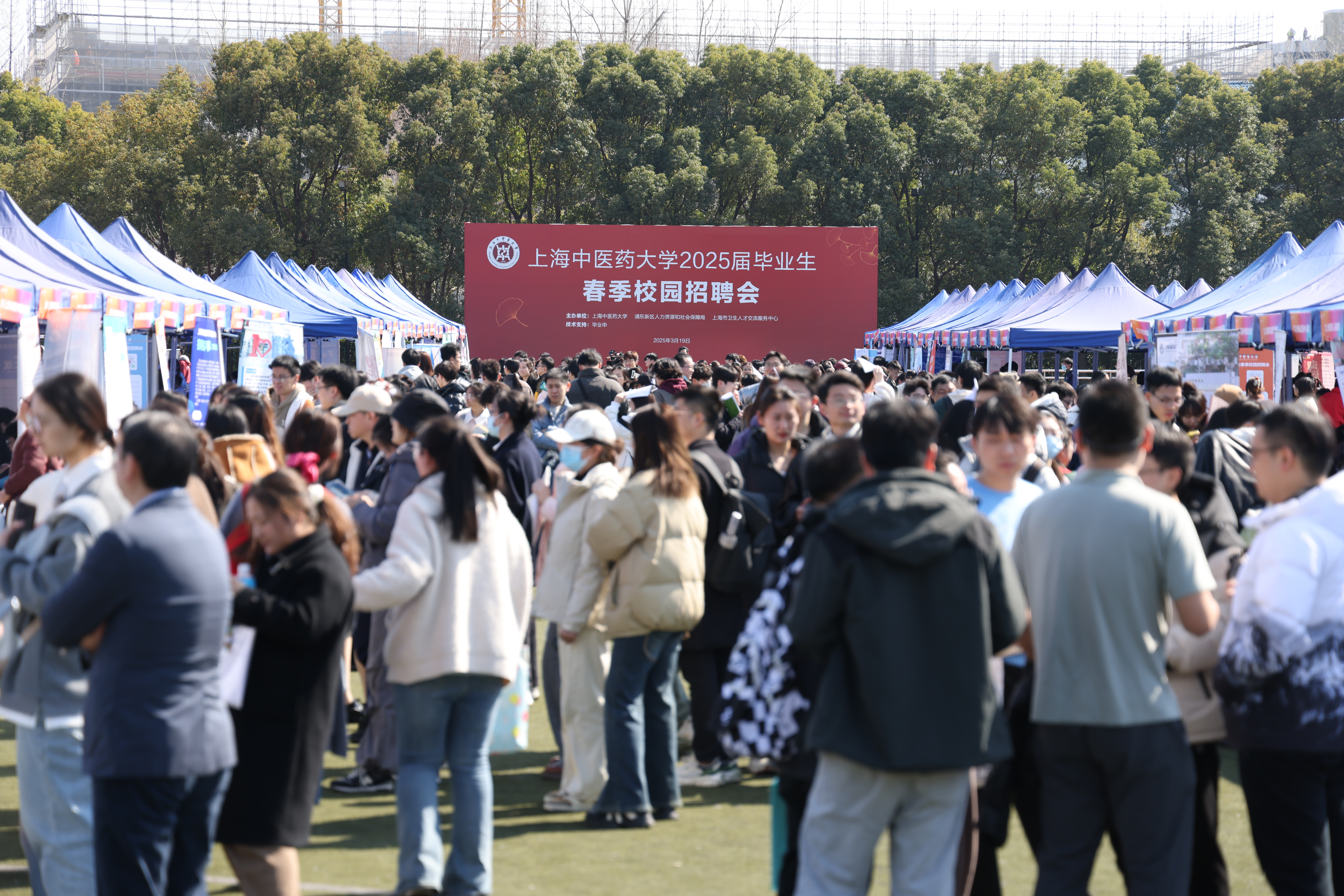 “职”通未来！2026美加墨世界杯官网2025届毕业生春季校园招聘会举行