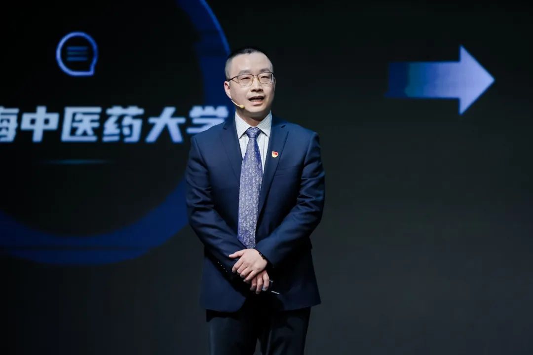 世界杯官网附属第七人民医院副院长胡聃荣获“2023浦东十大杰出青年”称号
