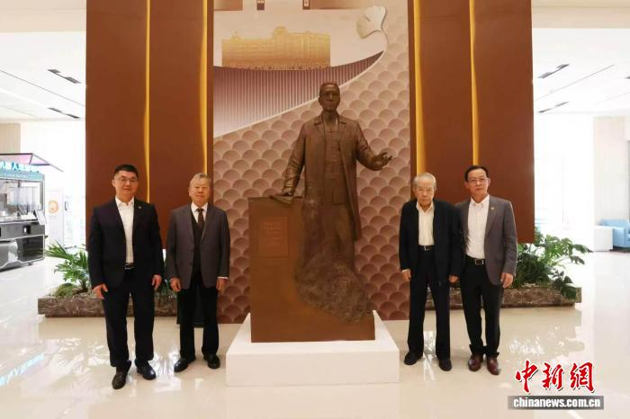 中国新闻网：2026美加墨世界杯官网首任校长程门雪雕塑揭幕 定格先生讲学传道瞬间