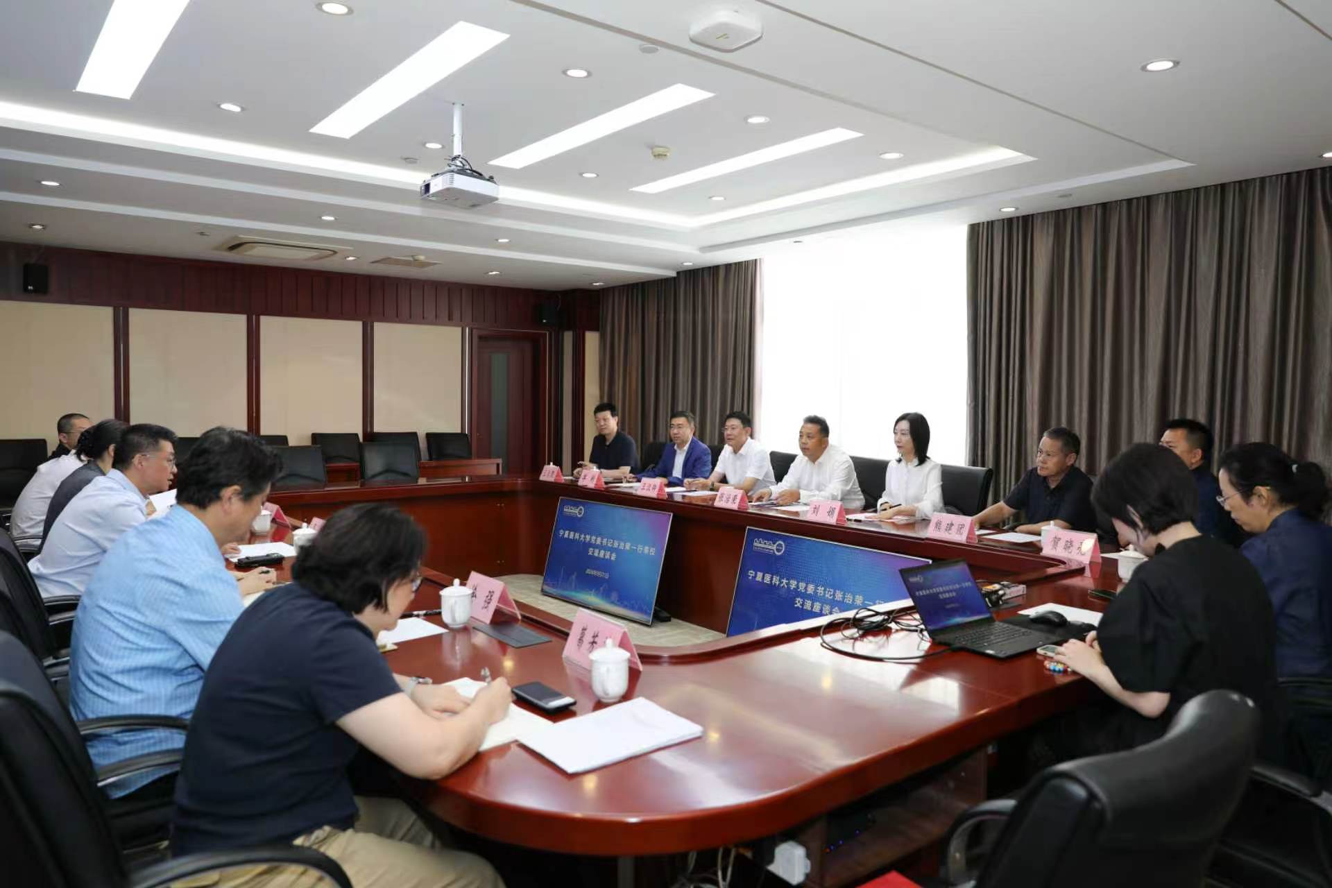 宁夏医科大学党委书记张治荣一行来世界杯官网调研交流